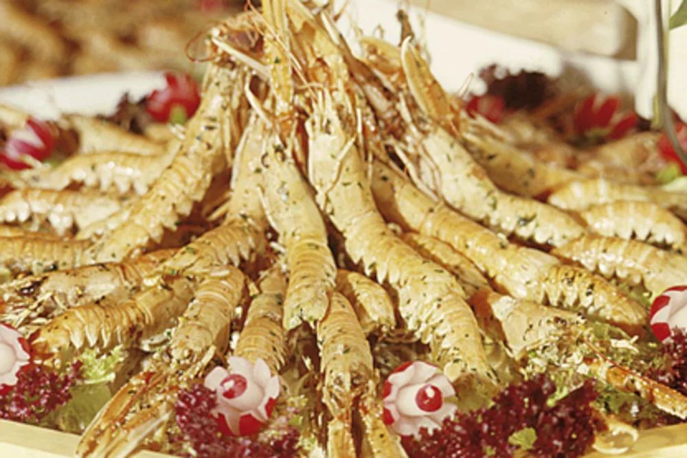 A culinary detail from the Alphotel Tyrol buffet: an abundant pyramid of prawns, lovingly garnished — evidence of the house's refined culinary tradition.